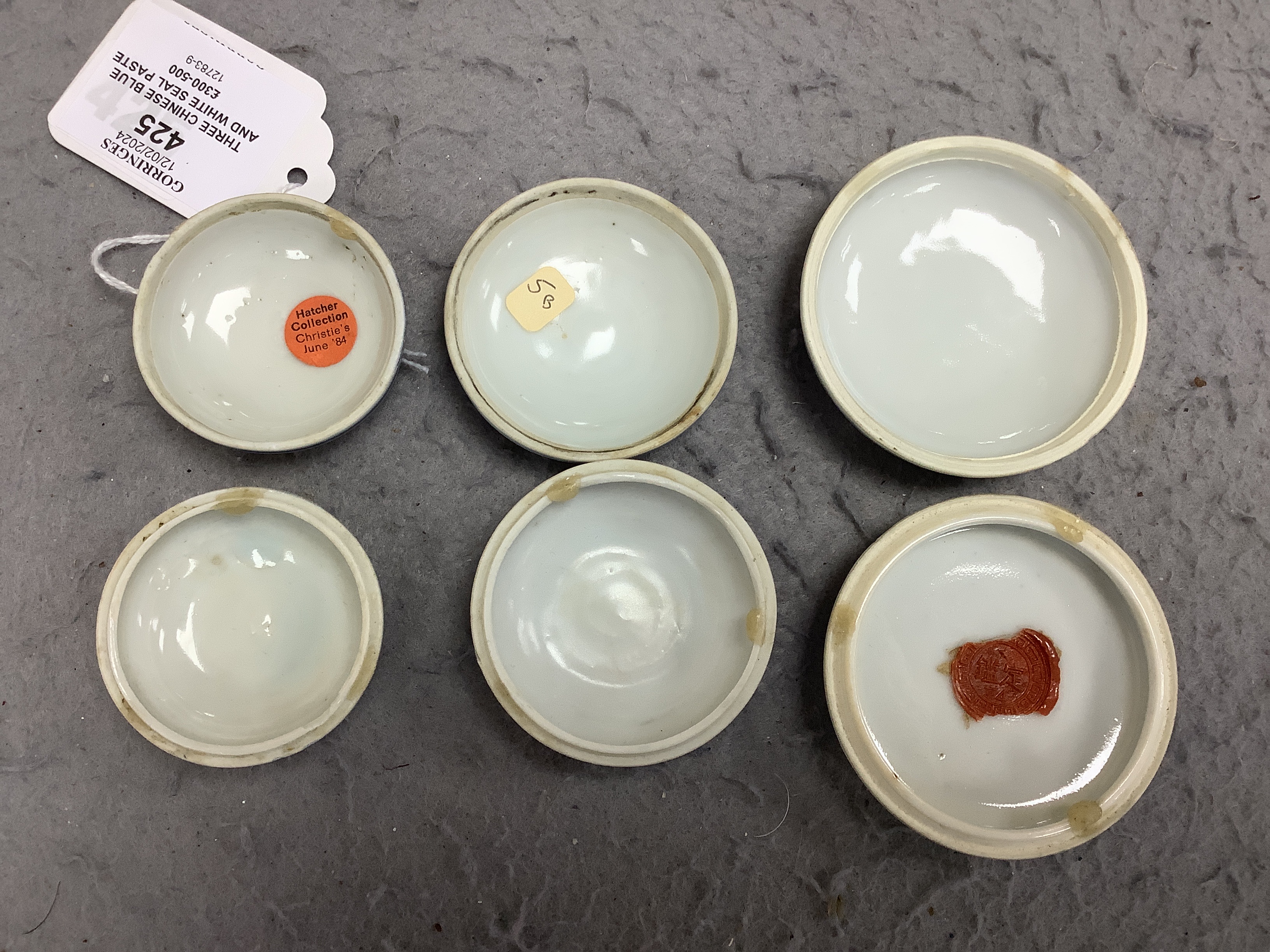 Three Chinese blue and white seal paste boxes and covers, Qing dynasty, largest 7cm in diameter